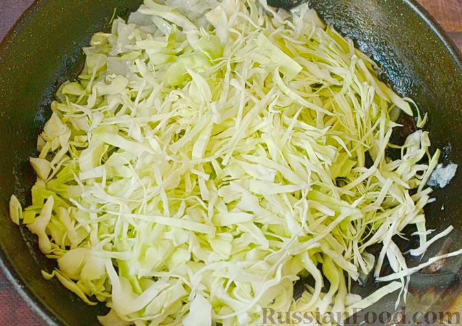Фото приготовления рецепта: Капустный суп с рисом и сливками - шаг №6
