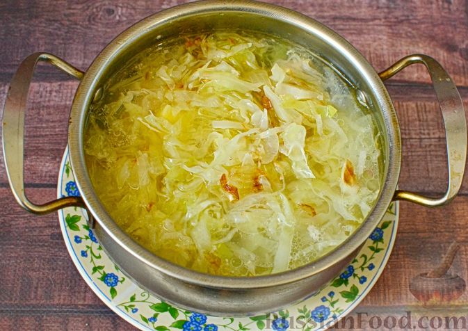 Фото приготовления рецепта: Капустный суп с рисом и сливками - шаг №10