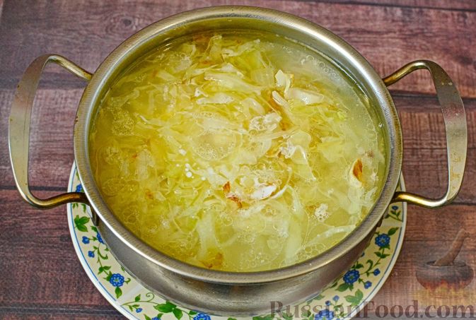 Фото приготовления рецепта: Капустный суп с рисом и сливками - шаг №11