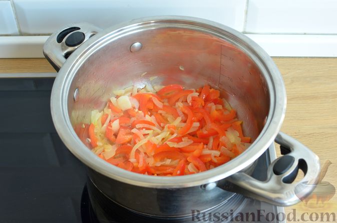 Фото приготовления рецепта: Томатный суп с мясным фаршем и булгуром - шаг №7