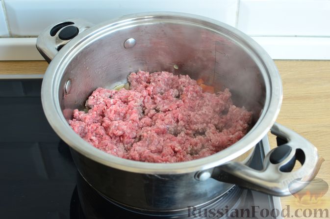Фото приготовления рецепта: Томатный суп с мясным фаршем и булгуром - шаг №8