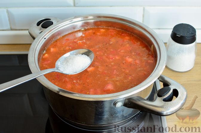 Фото приготовления рецепта: Томатный суп с мясным фаршем и булгуром - шаг №12