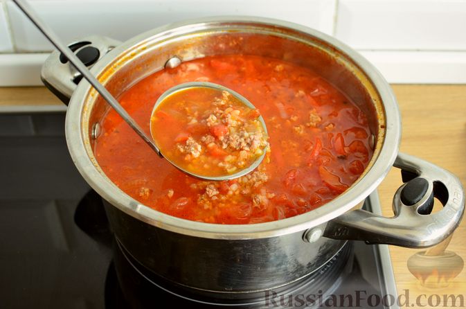 Фото приготовления рецепта: Томатный суп с мясным фаршем и булгуром - шаг №13