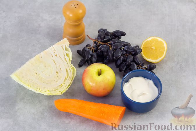 Фото приготовления рецепта: Салат из капусты с виноградом, морковью и яблоком - шаг №1