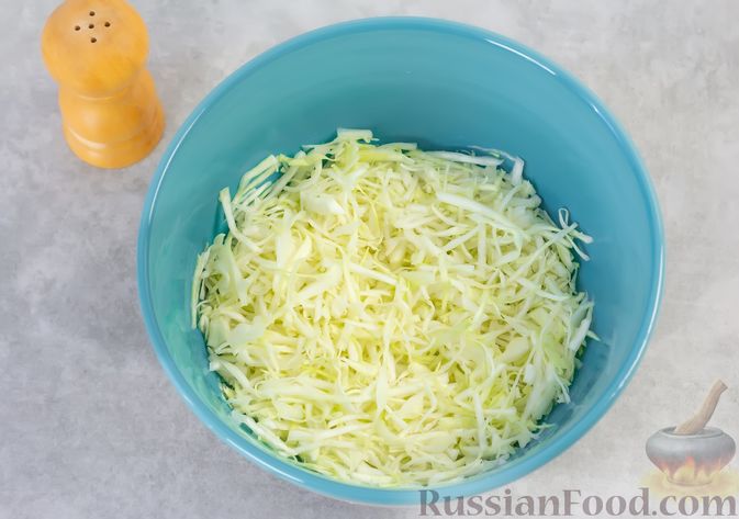 Фото приготовления рецепта: Салат из капусты с виноградом, морковью и яблоком - шаг №2