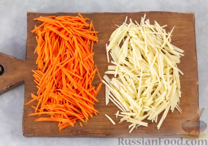 Фото приготовления рецепта: Салат из капусты с виноградом, морковью и яблоком - шаг №3