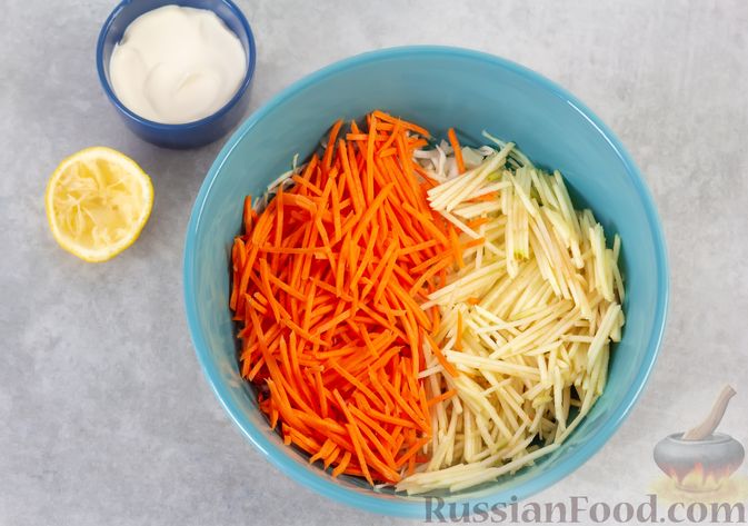 Фото приготовления рецепта: Салат из капусты с виноградом, морковью и яблоком - шаг №4