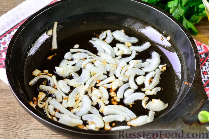Фото приготовления рецепта: Рис с тыквой, помидорами и сыром (на сковороде) - шаг №3