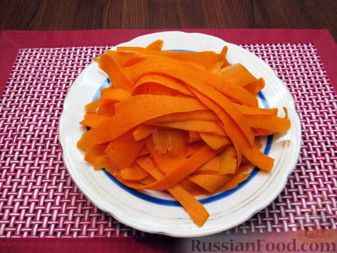 Фото приготовления рецепта: Пикантная закуска из моркови с горчицей, соевым соусом и зеленью - шаг №2