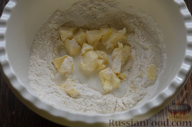 Фото приготовления рецепта: Свекольное песочное печенье с изюмом - шаг №6