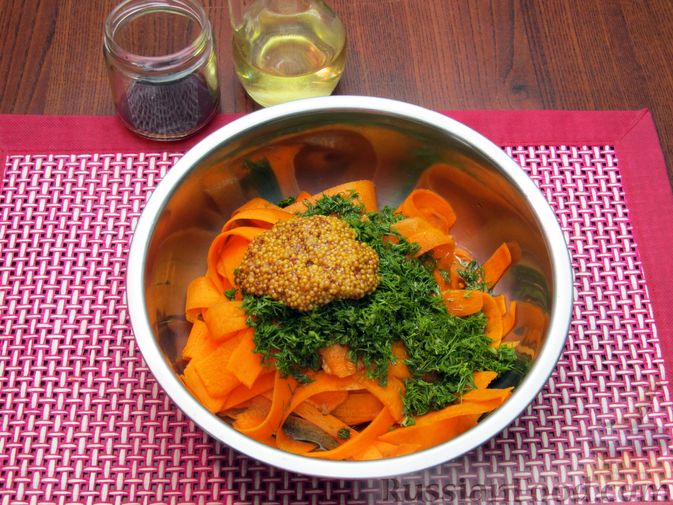 Фото приготовления рецепта: Пикантная закуска из моркови с горчицей, соевым соусом и зеленью - шаг №4