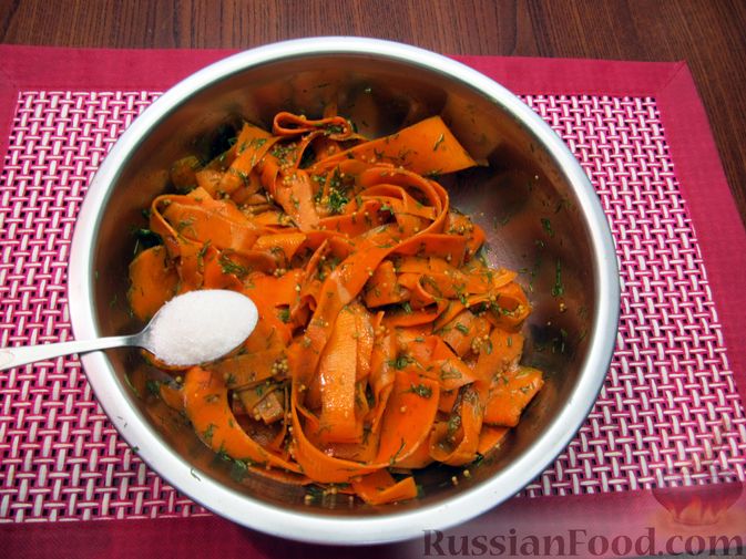 Фото приготовления рецепта: Пикантная закуска из моркови с горчицей, соевым соусом и зеленью - шаг №6