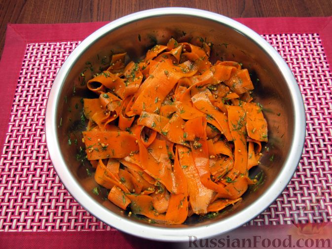 Фото приготовления рецепта: Пикантная закуска из моркови с горчицей, соевым соусом и зеленью - шаг №7