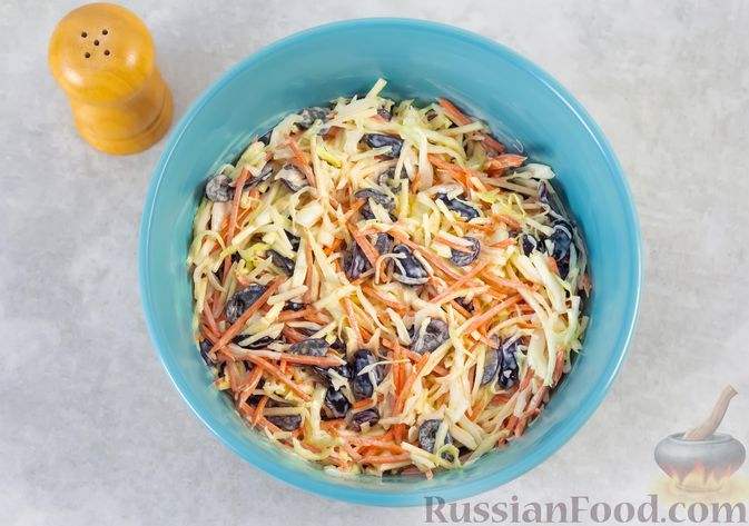 Фото приготовления рецепта: Салат из капусты с виноградом, морковью и яблоком - шаг №6