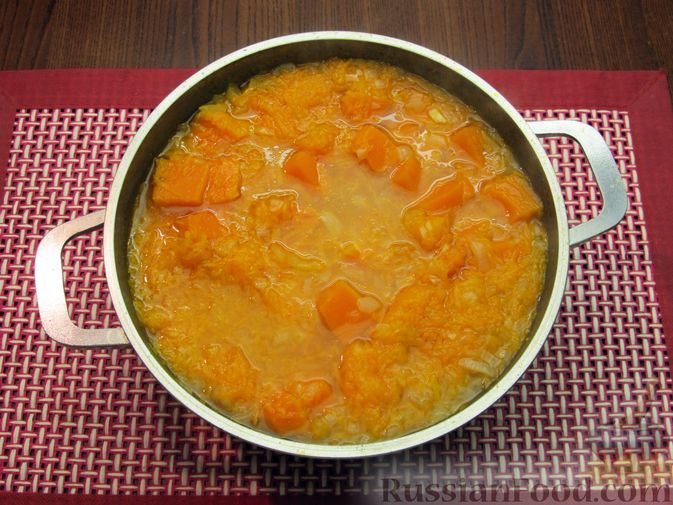Фото приготовления рецепта: Тыквенный крем-суп с сухариками - шаг №9