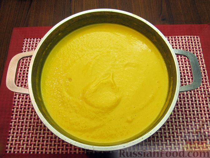 Фото приготовления рецепта: Тыквенный крем-суп с сухариками - шаг №12