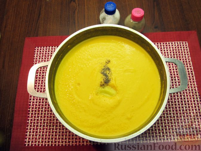 Фото приготовления рецепта: Тыквенный крем-суп с сухариками - шаг №13