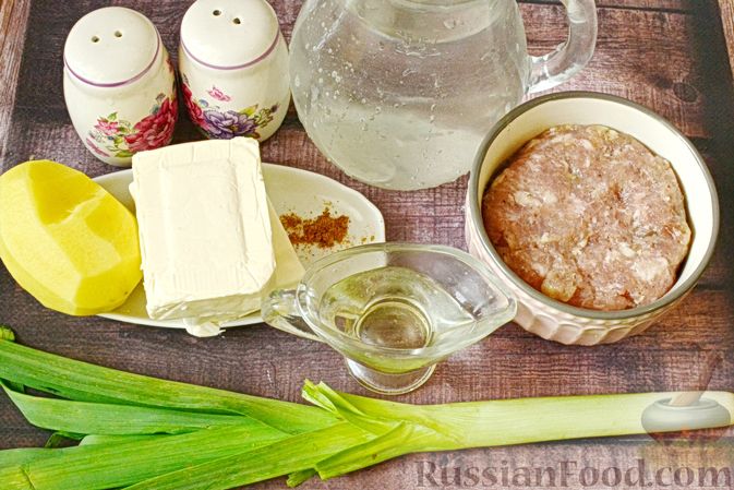 Фото приготовления рецепта: Сырный суп с мясным фаршем и луком-пореем - шаг №1