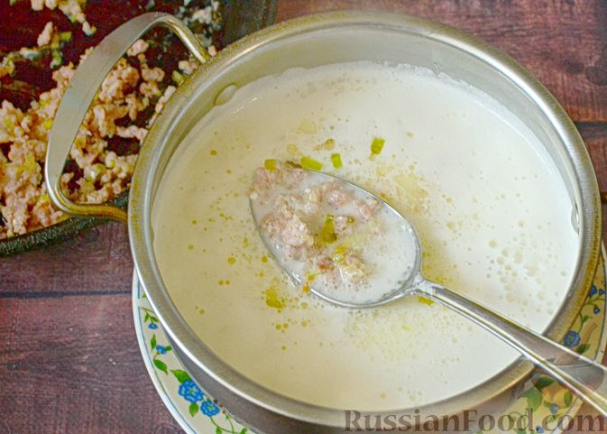 Фото приготовления рецепта: Сырный суп с мясным фаршем и луком-пореем - шаг №6