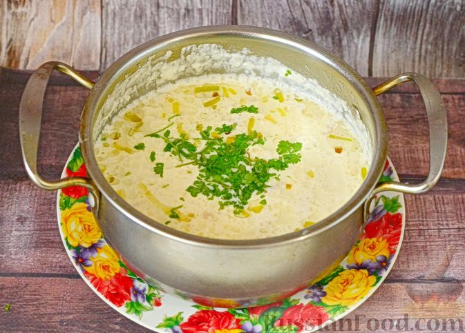 Фото приготовления рецепта: Сырный суп с мясным фаршем и луком-пореем - шаг №7