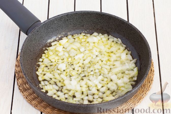 Фото приготовления рецепта: Салат из свежей тыквы с луком и чесноком - шаг №4