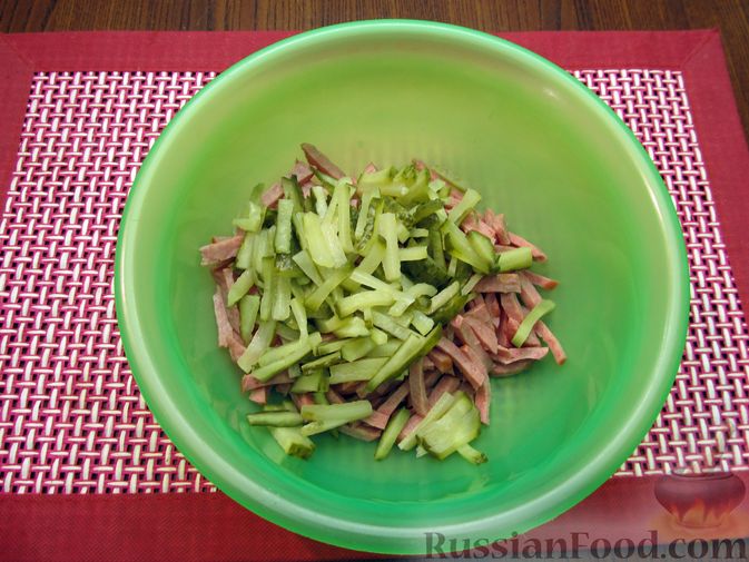 Фото приготовления рецепта: Салат из свёклы с колбасой и маринованными огурцами - шаг №4