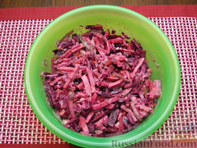Фото приготовления рецепта: Салат из свёклы с колбасой и маринованными огурцами - шаг №8