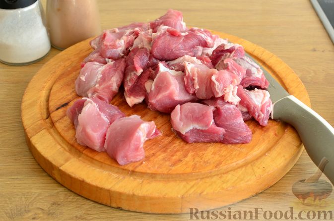 Фото приготовления рецепта: Свинина, тушенная с черносливом и сельдереем, в томатно-винном соусе - шаг №2