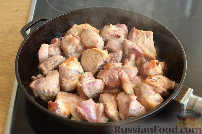 Фото приготовления рецепта: Свинина, тушенная с черносливом и сельдереем, в томатно-винном соусе - шаг №4