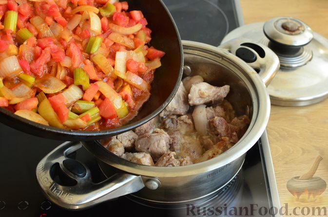 Фото приготовления рецепта: Свинина, тушенная с черносливом и сельдереем, в томатно-винном соусе - шаг №12