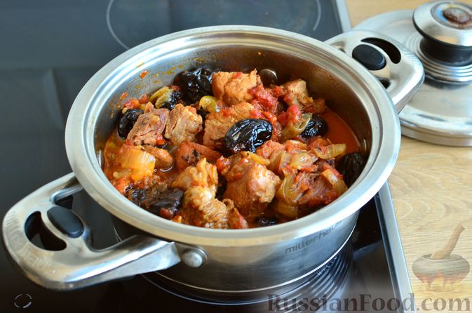 Фото приготовления рецепта: Свинина, тушенная с черносливом и сельдереем, в томатно-винном соусе - шаг №15