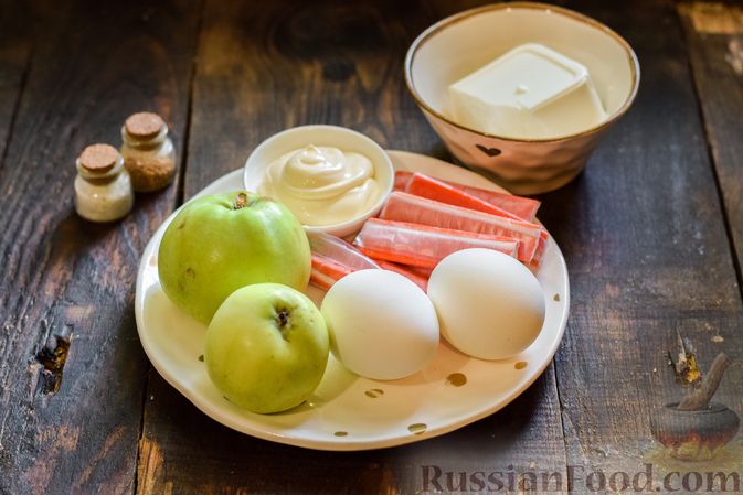 Фото приготовления рецепта: Салат с крабовыми палочками, яблоками, брынзой и яйцами - шаг №1