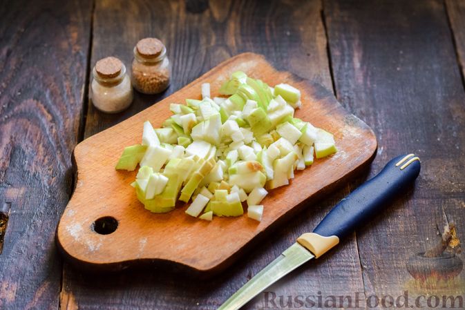 Фото приготовления рецепта: Салат с крабовыми палочками, яблоками, брынзой и яйцами - шаг №4