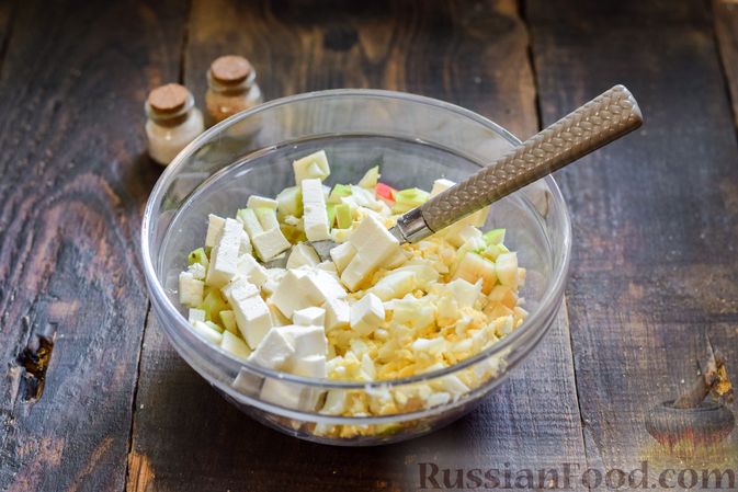 Фото приготовления рецепта: Салат с крабовыми палочками, яблоками, брынзой и яйцами - шаг №7