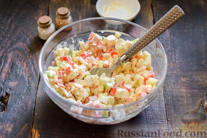 Фото приготовления рецепта: Салат с крабовыми палочками, яблоками, брынзой и яйцами - шаг №9