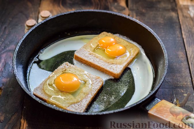 Фото приготовления рецепта: Сэндвич с яйцом и сыром - шаг №4