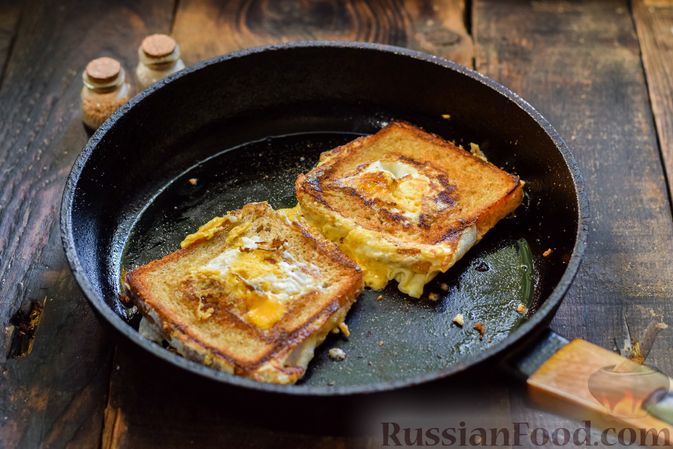 Фото приготовления рецепта: Сэндвич с яйцом и сыром - шаг №5