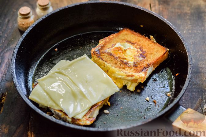 Фото приготовления рецепта: Сэндвич с яйцом и сыром - шаг №6