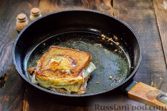 Фото приготовления рецепта: Сэндвич с яйцом и сыром - шаг №7