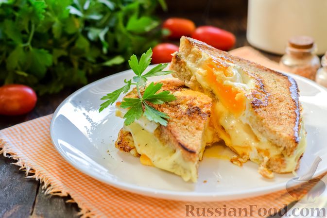 Фото приготовления рецепта: Сэндвич с яйцом и сыром - шаг №9