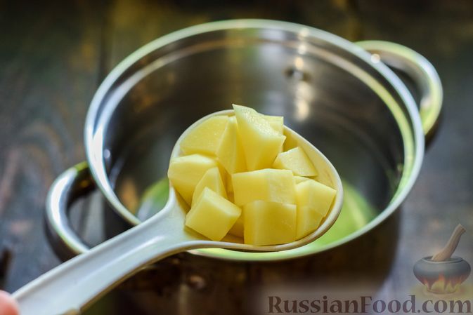 Фото приготовления рецепта: Овощной суп из тыквы и цветной капусты с сырно-яичной заправкой - шаг №3