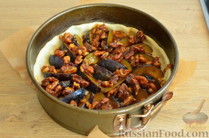 Фото приготовления рецепта: Творожный пирог со сливами и грецкими орехами в карамели - шаг №13
