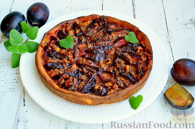 Фото приготовления рецепта: Творожный пирог со сливами и грецкими орехами в карамели - шаг №15