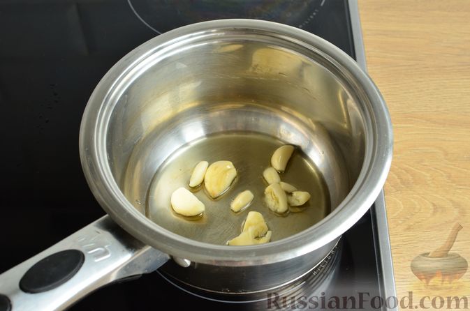 Фото приготовления рецепта: Чесночный суп с вешенками и сметанной заправкой - шаг №2