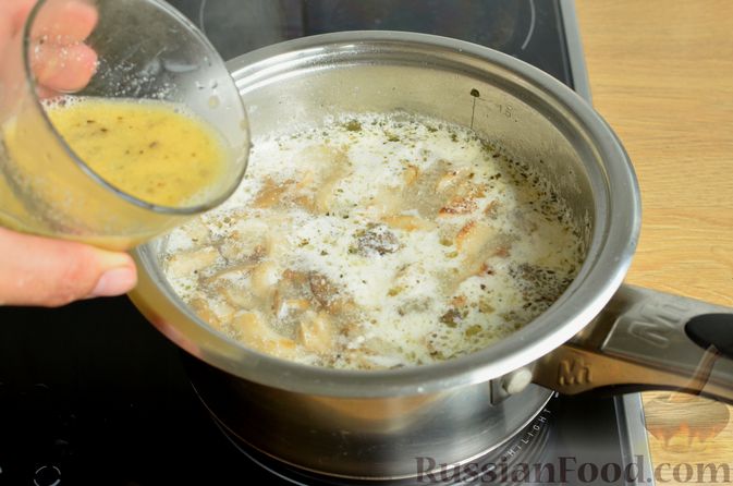 Фото приготовления рецепта: Чесночный суп с вешенками и сметанной заправкой - шаг №11