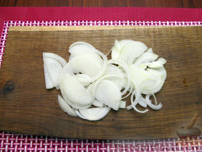 Фото приготовления рецепта: Свинина, тушенная в сметанном соусе с горчицей - шаг №3
