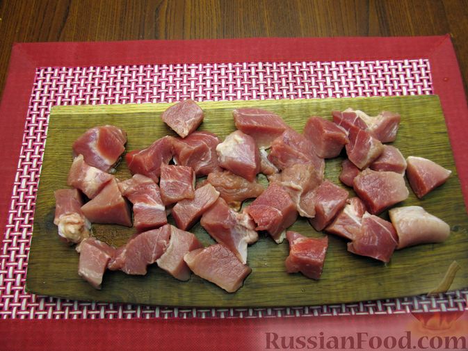 Фото приготовления рецепта: Свинина, тушенная в сметанном соусе с горчицей - шаг №2