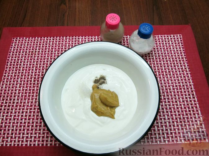 Фото приготовления рецепта: Свинина, тушенная в сметанном соусе с горчицей - шаг №5