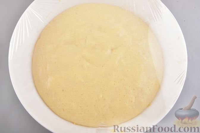 Фото приготовления рецепта: Сдобный пирог с сахарной посыпкой и сливочной пропиткой - шаг №5
