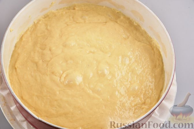 Фото приготовления рецепта: Сдобный пирог с сахарной посыпкой и сливочной пропиткой - шаг №6